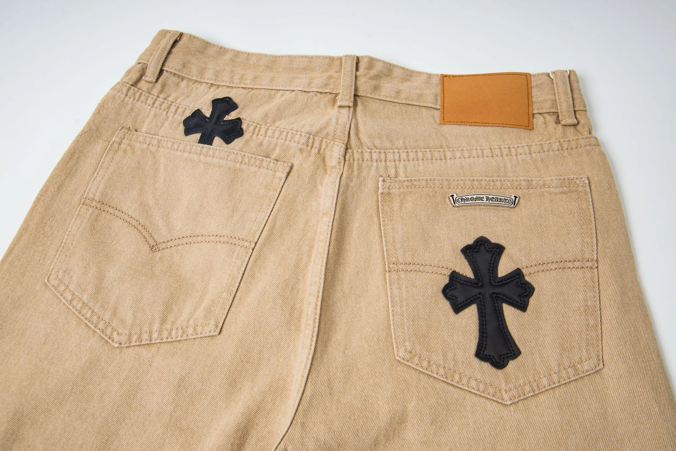 P240 Chrome Hearts 2025 New Miami Limited Couple Washed Jeans with Multiple Black Cross Leather Labels is a hot item this season and is sought after by countless celebrities and fashionistas. The neat details of the cutting process add color to the playful fashion! The neat and meticulous design, and the well-fitting structure is unique. The upper body not only has outstanding recognition, but also looks younger and younger. A style with the ultimate wearing meaning and performance, gorgeous color matching, and the craftsmanship of this style is also extremely extraordinary. After the finished product is washed, it is disassembled and hand-made with sheepskin cross leather and then spliced ​​together to complete. The whole piece has too many craftsmanship to describe. It is decorated with patchwork cross flowers and high-waisted washed jeans! ! Absolutely high-end luxury product, a god-level single product, a super popular product, made with top heavy industry, a magic weapon that cannot be missed in the street. Style number: 1866# Size: 28 30 32 34 Color: khaki pink khaki black